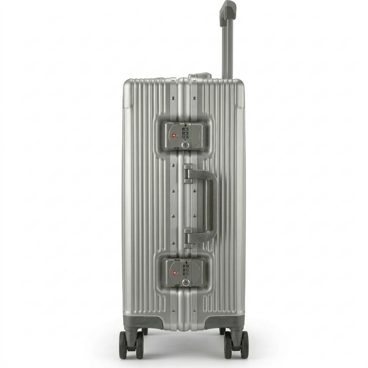 Valise en aluminium argenté vue de profil, équipée de roulettes et de serrures TSA.