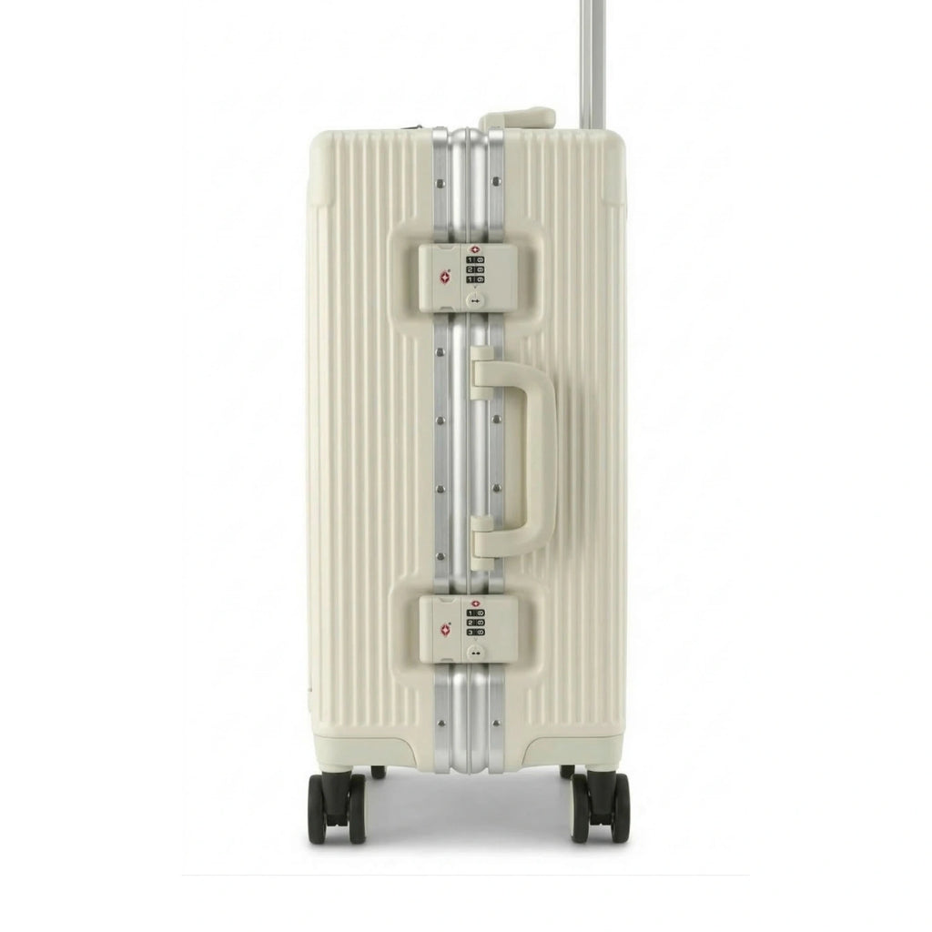 Valise en aluminium Blanc vue de profil, équipée de roulettes et de serrures TSA.