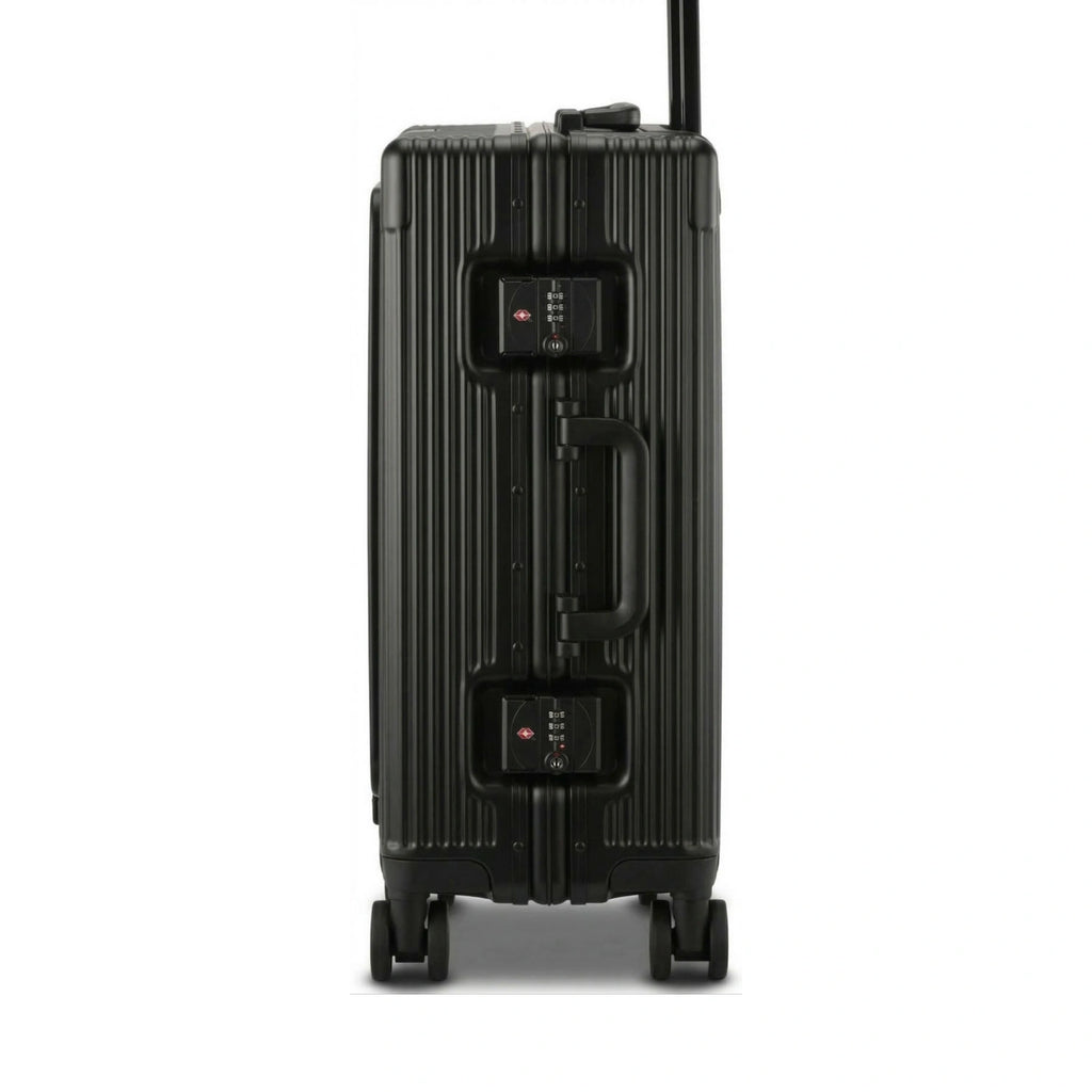 Valise en aluminium Noir vue de profil, équipée de roulettes et de serrures TSA.