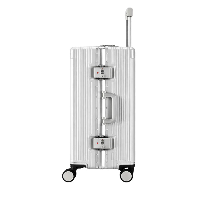Valise en aluminium argenté vue de profil, équipée de roulettes et de serrures TSA.