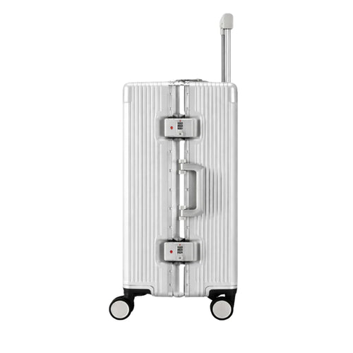 Valise en aluminium argenté vue de profil, équipée de roulettes et de serrures TSA.