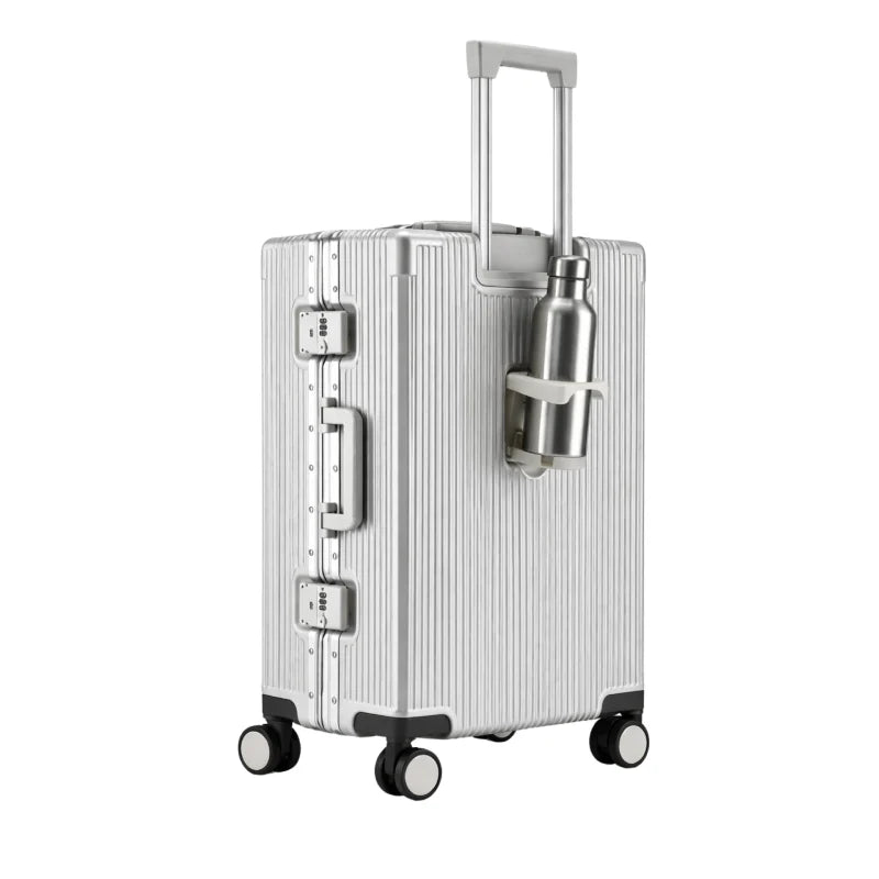 Valise rigide en aluminium Argenté avec porte-bouteille suspendu sur la poignée télescopique, idéale pour les voyages pratiques.