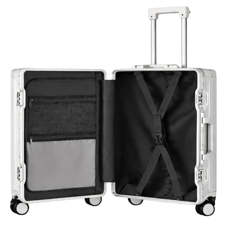 Intérieur d'une valise rigide en aluminium Argenté, montrant les compartiments de rangement avec des sangles et un filet pour une organisation optimale des affaires.