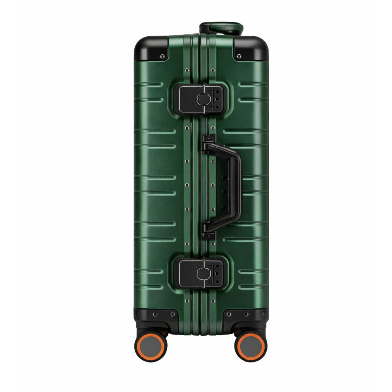 Vue de côté d'une valise en aluminium Vert foncé avec un cadenas et des roulettes rouges.