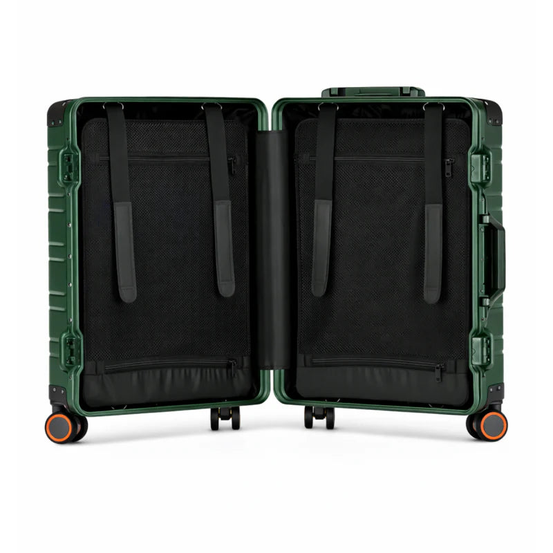 Intérieur d'une valise en aluminium Vert foncé avec des sangles de maintien et des compartiments en tissu noir.