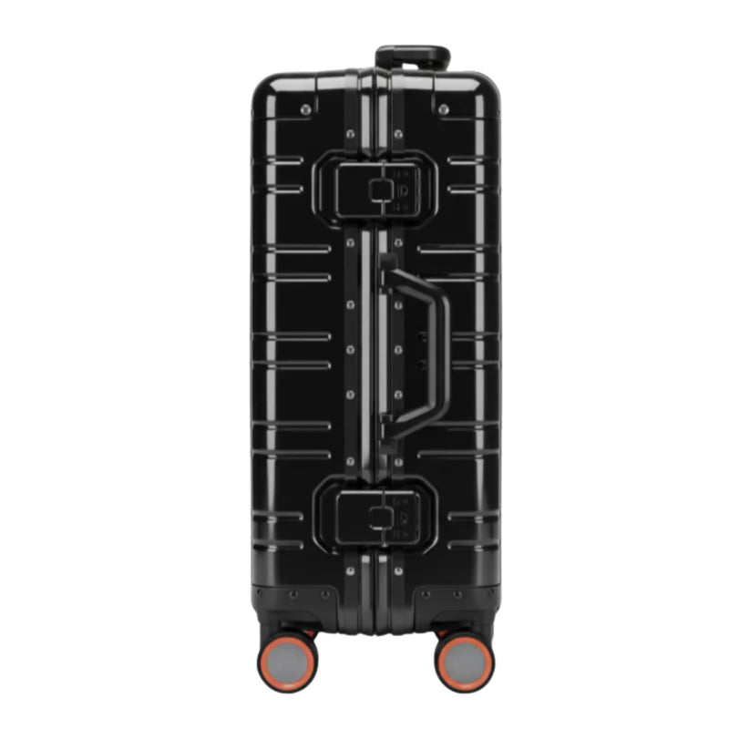 Vue de côté d'une valise en aluminium Noir avec un cadenas et des roulettes rouges.