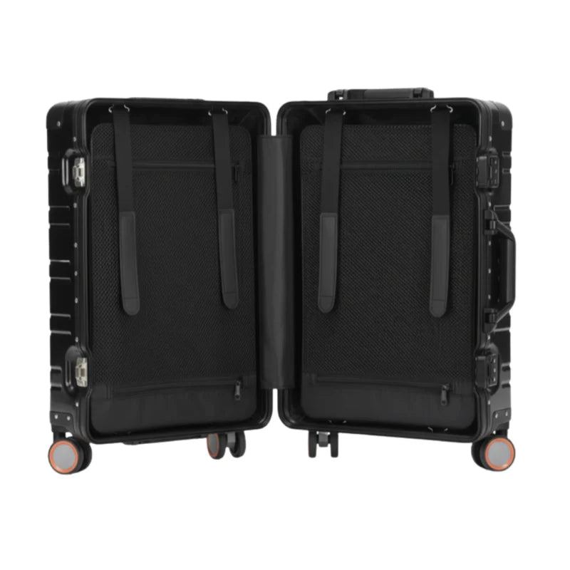 Intérieur d'une valise en aluminium Noir avec des sangles de maintien et des compartiments en tissu noir.