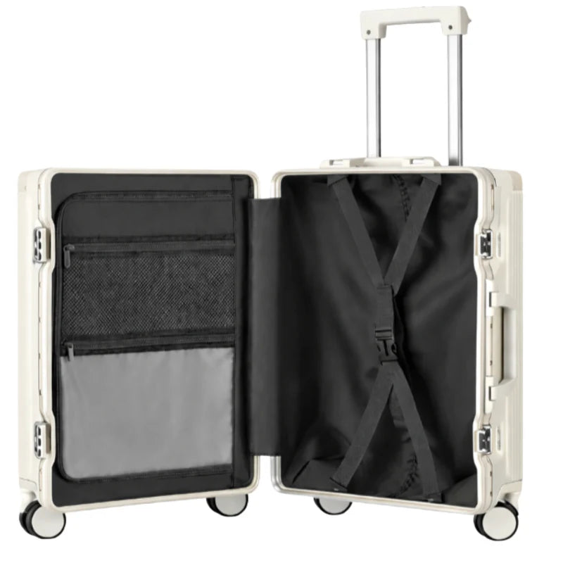 Intérieur d'une valise rigide en aluminium Blanc, montrant les compartiments de rangement avec des sangles et un filet pour une organisation optimale des affaires.