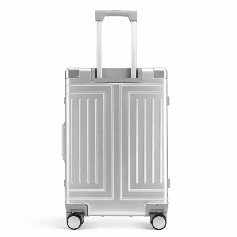 Valise rigide en aluminium argenté, vue arrière, avec poignée télescopique et roulettes pour une mobilité optimale.