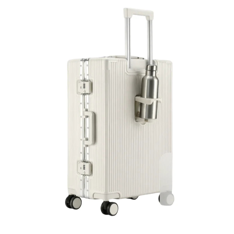 Valise rigide en aluminium Blanc avec porte-bouteille suspendu sur la poignée télescopique, idéale pour les voyages pratiques.